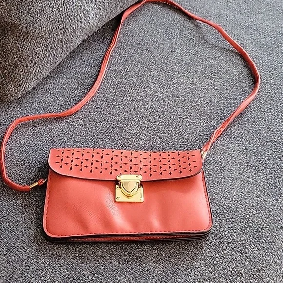 Handbags - Picture 5 of 8